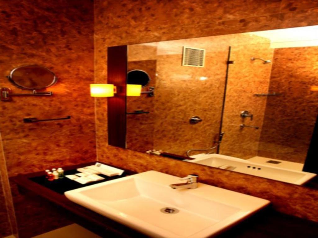 Sunflower Hotel Mysore Esterno foto