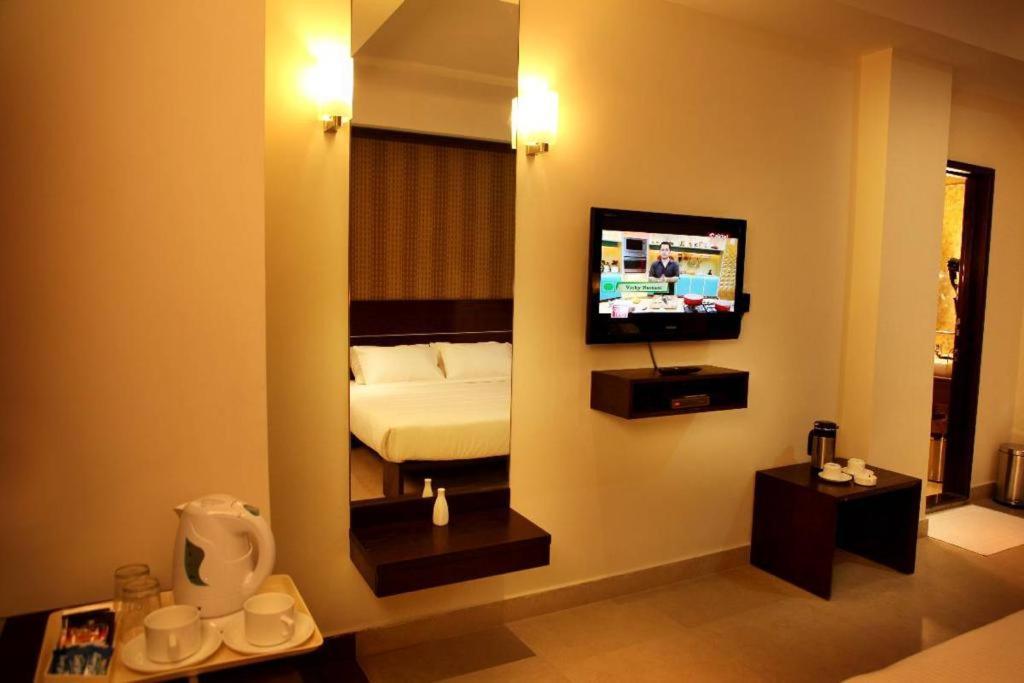 Sunflower Hotel Mysore Esterno foto